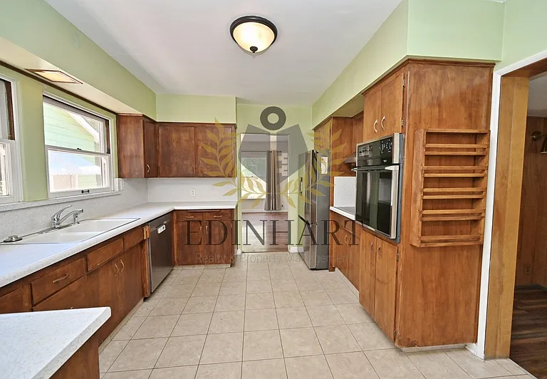 145 E University Ave — Photo 17