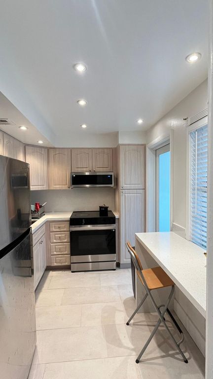 3150 N Palm Aire Dr APT 709, photo 4