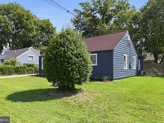 3rd image of 3227 Wayne Rd