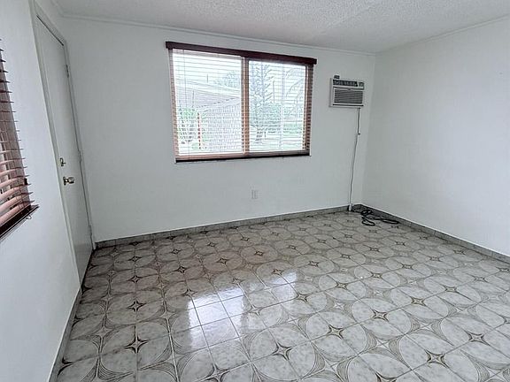 4th image of 957 W 67th St