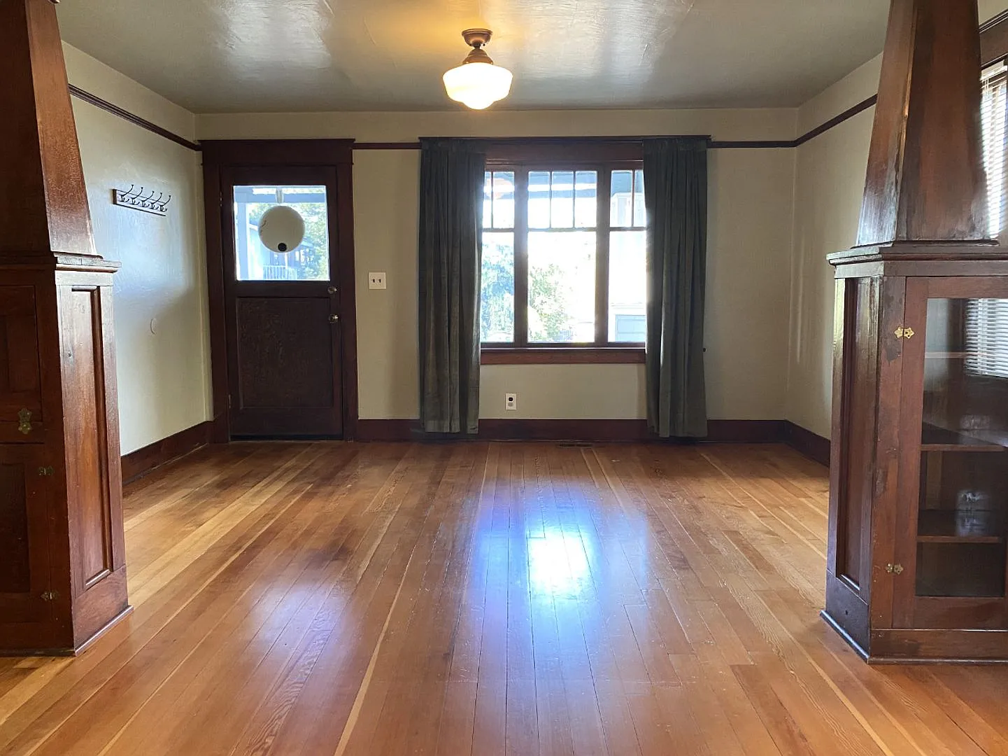 Craftsman Bungalow with Utilities — Photo 4