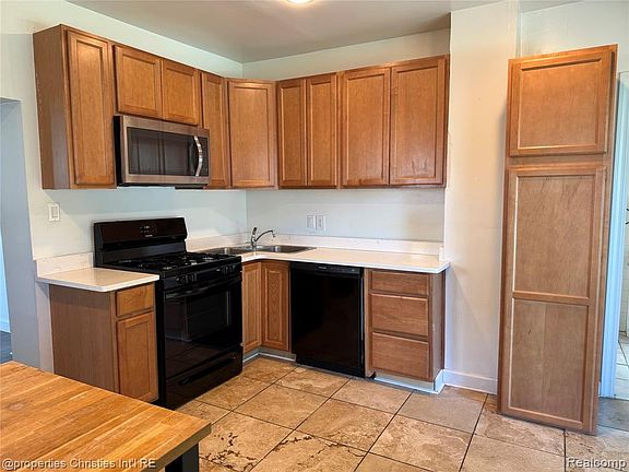3rd image of 225 Fairgrove Ave