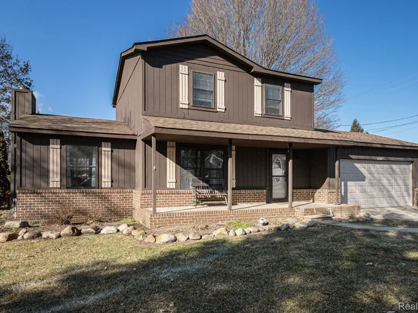 2325 Foxgrove Dr, Highland, MI 48356