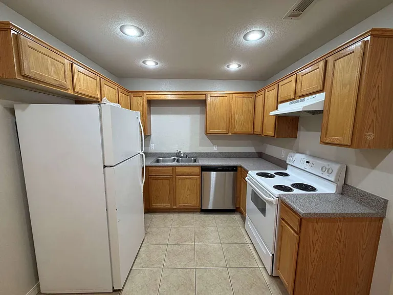111 E Rock St — Photo 9