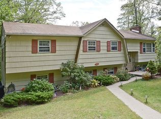 9 Woodstock Trl, Oak Ridge, NJ 07438