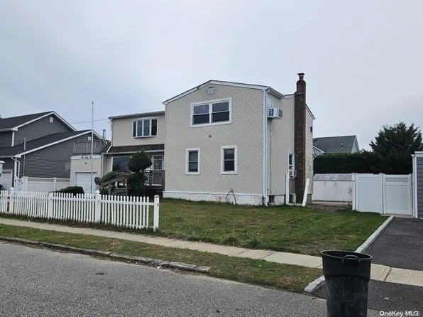 542 S Chicot Avenue, West Islip, NY 11795