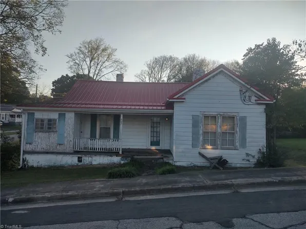 427 Glovenia St, Eden, NC 27288