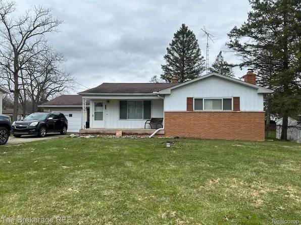 1137 Fairoaks Dr, Burton, MI 48529