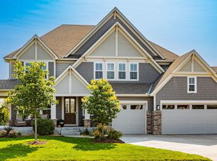 18 Rapp Farm Blvd, North Oaks, MN 55127