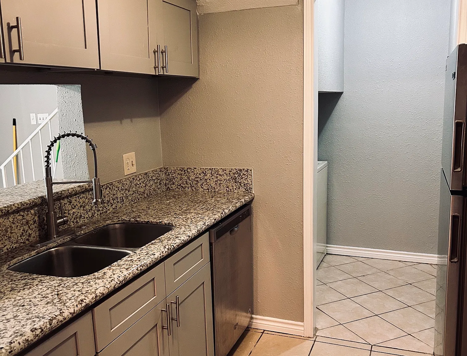 2 bed, 900 sqft, $1,300 — Photo 2