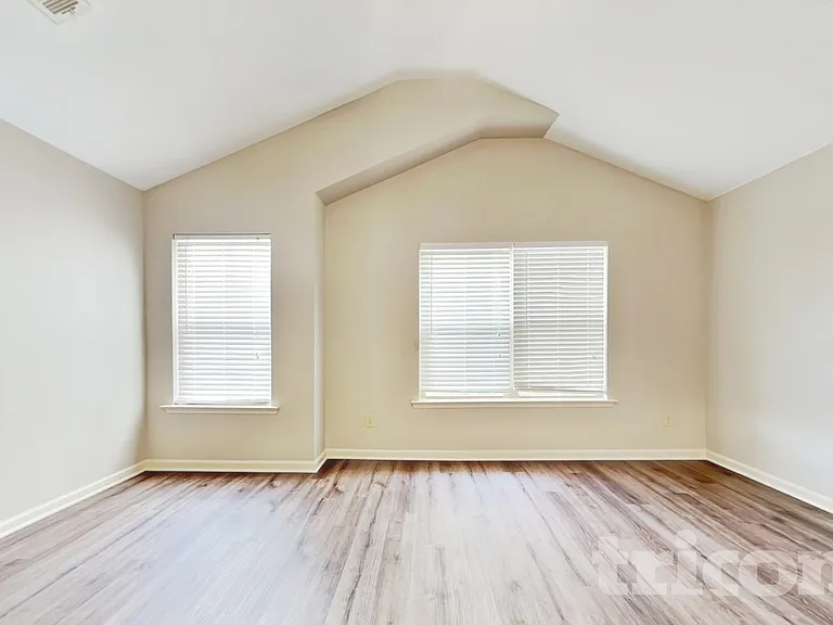 8015 Battle St — Photo 7