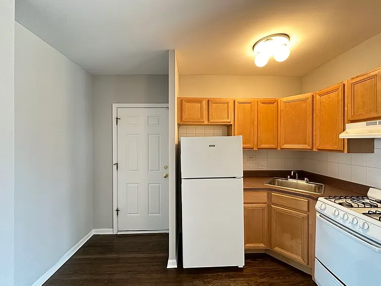 914 W Dakin St #512 — Photo 6