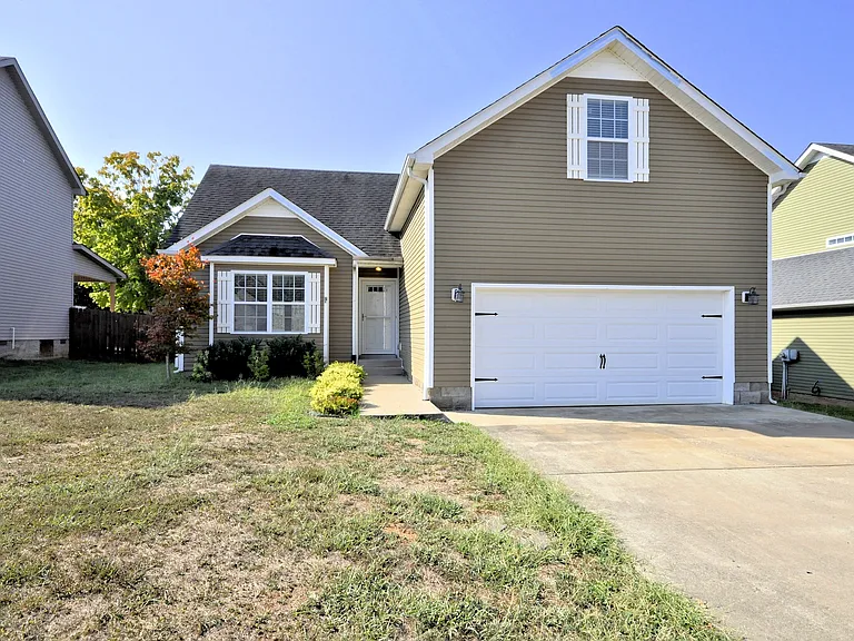 404 Leslie Wood Dr — Photo 1