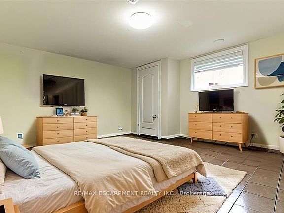 4th image of 609 Mohawk Rd E #2