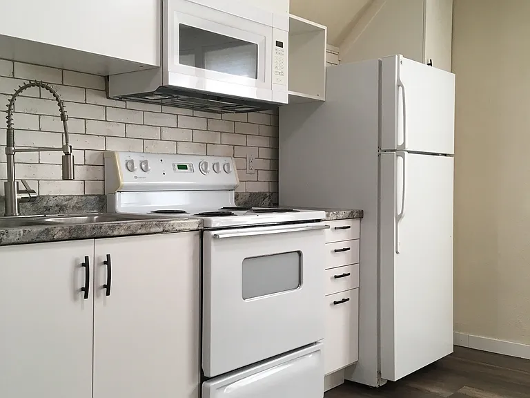 106 1st Ave NE #1/2 — Photo 2