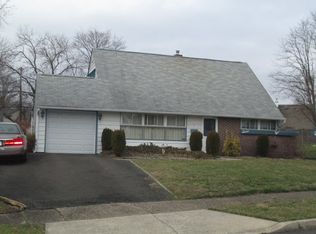 7 Underwood Rd, Levittown, PA 19056