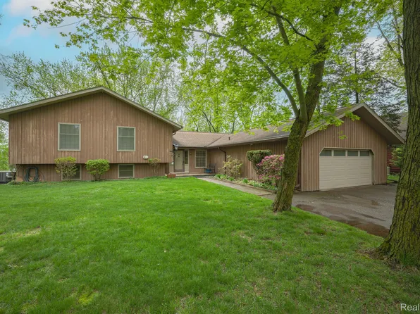 9550 Silverside Dr, South Lyon, MI 48178