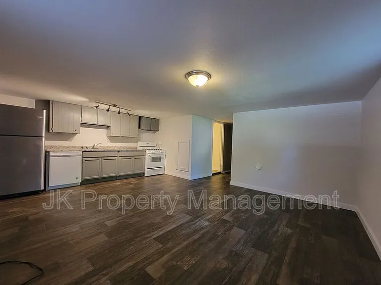 2027 Smelter Ave NE #6 — Photo 3