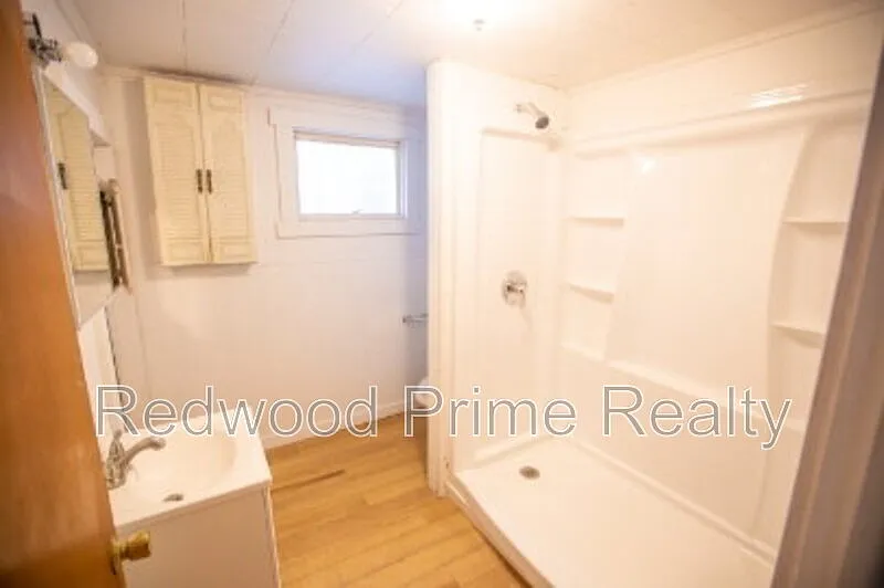 3 bed, 1.0 bath, $900 — Photo 3