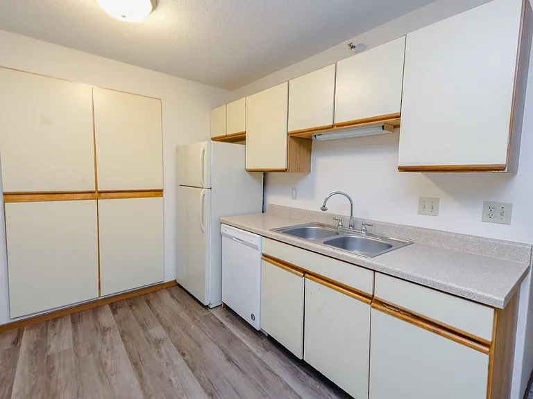 Parkside Apartments — Photo 10