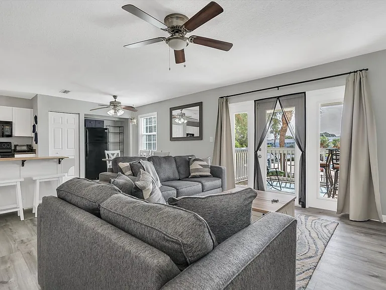 102 Pompano Dr SE #C — Photo 9