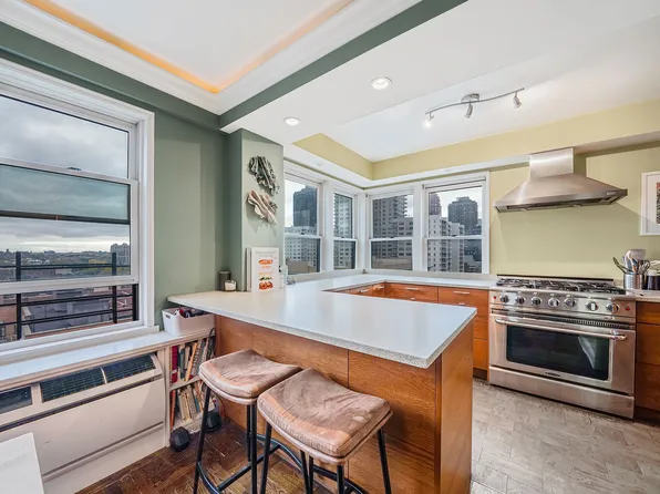 460 East 79th Street image 8 of 32