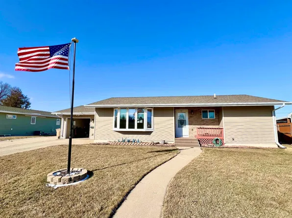 512 Forest Rd, Minot, ND 58701