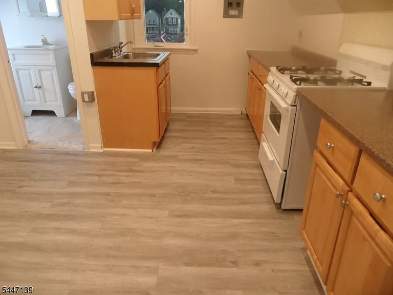 680-682 Lyons Ave #3 — Photo 4