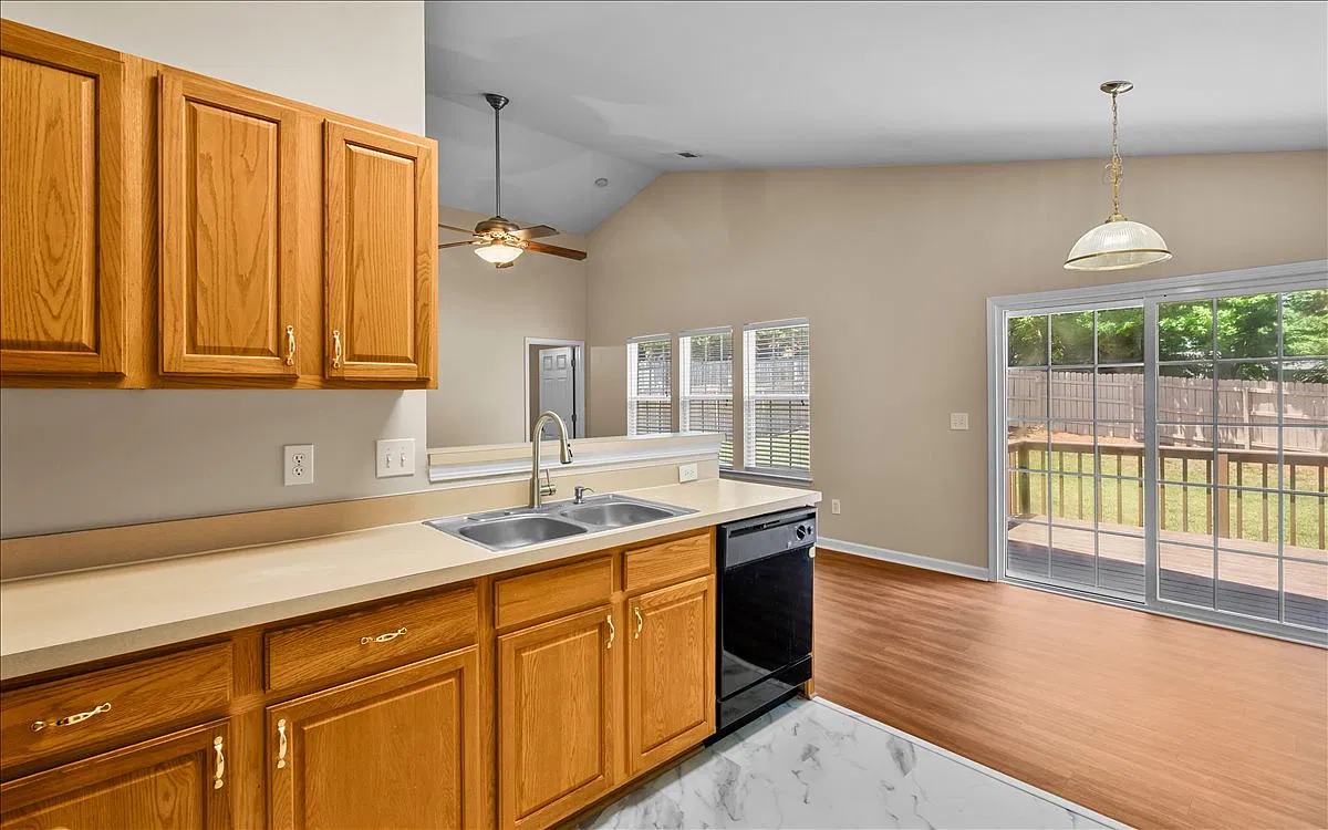 3 bed, 1250 sqft, $1,600 — Photo 3