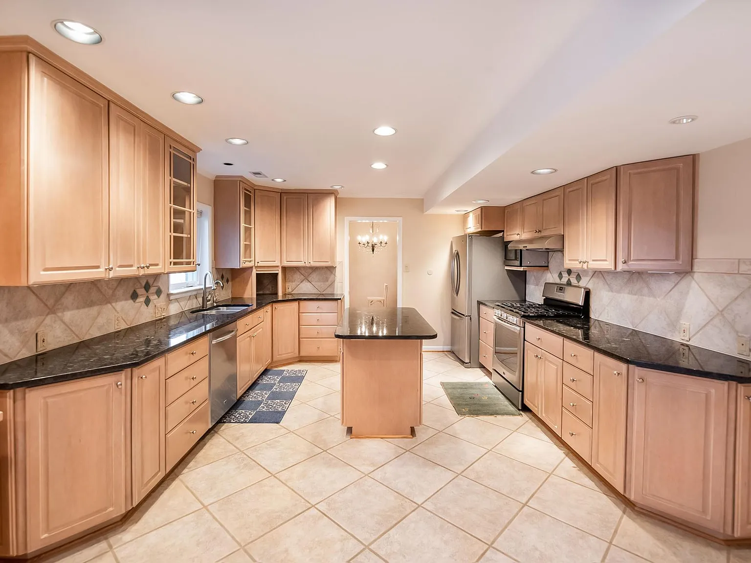 5 bed, 2932 sqft, $5,400 — Photo 3