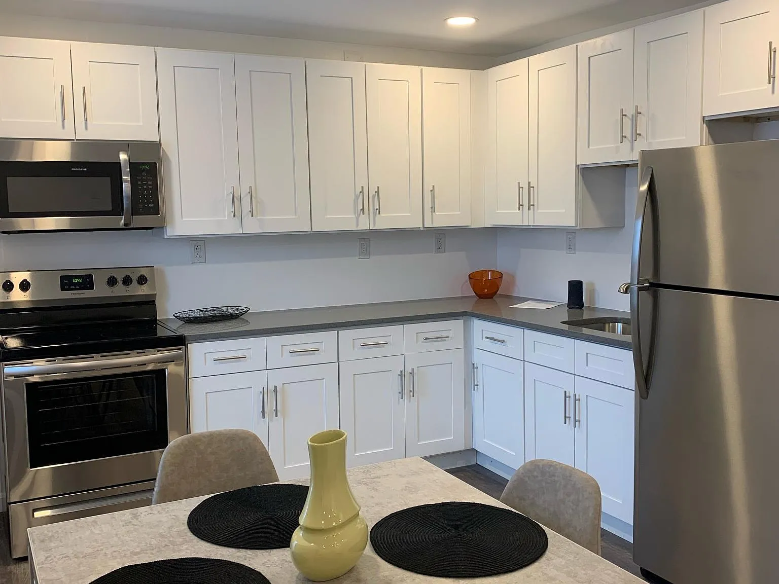 2 bed, 1000 sqft, $1,350 — Photo 2