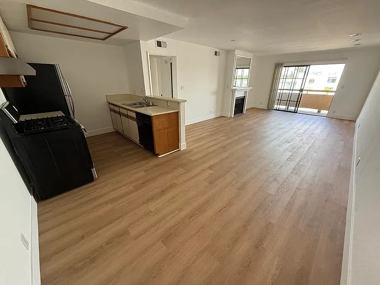 1321 N Vista St #302 — Photo 2