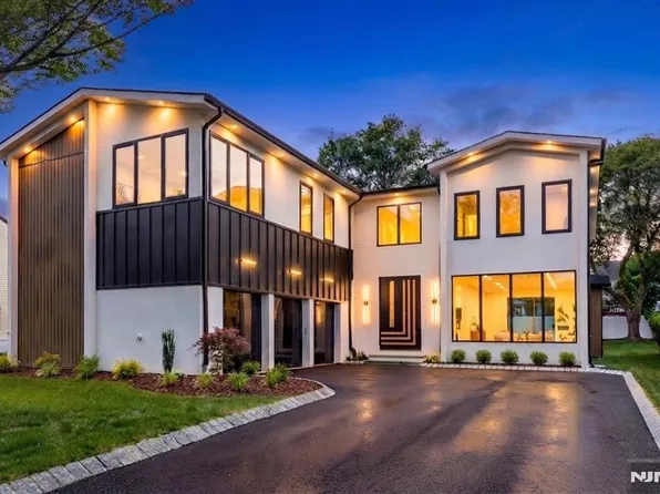 210 Hillcrest Dr, Paramus, NJ 07652