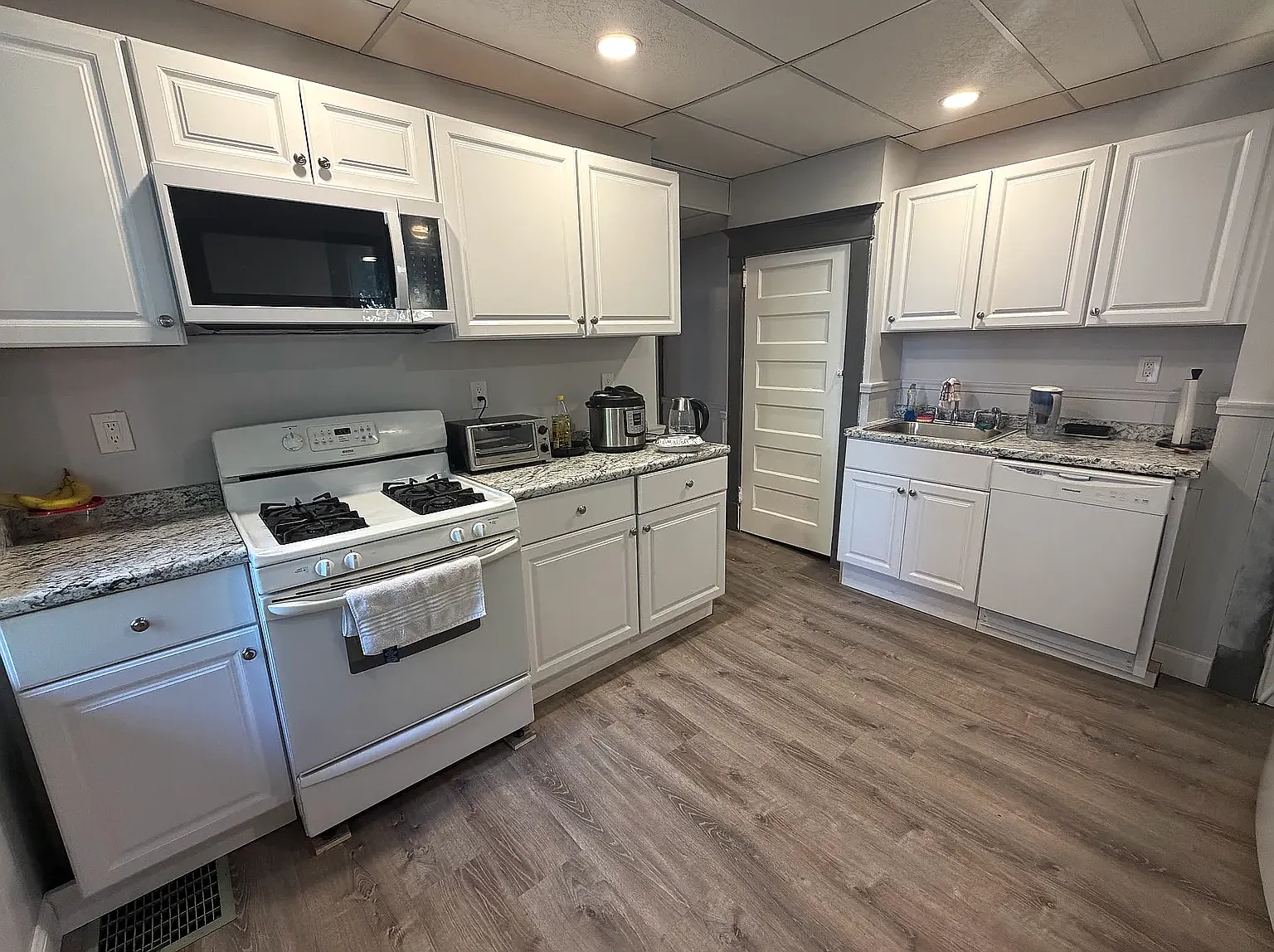 6 bed, 2310 sqft, $700 — Photo 2