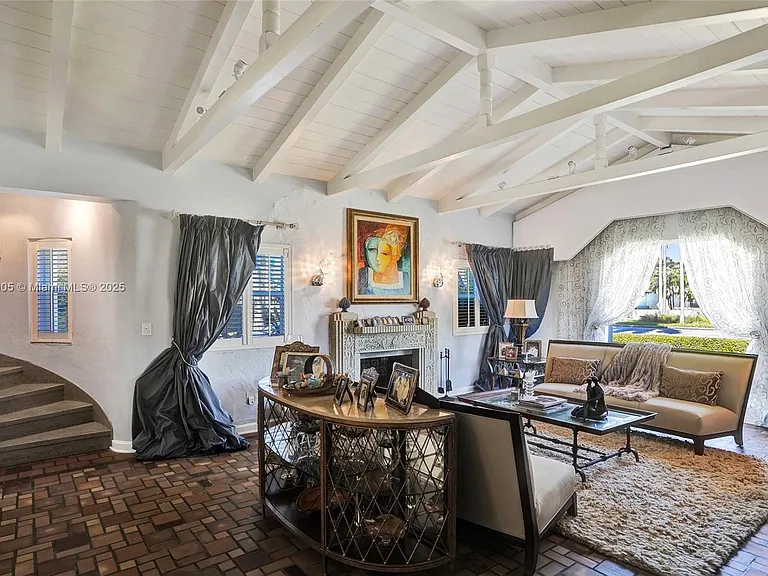 940 Hollywood Blvd — Photo 2