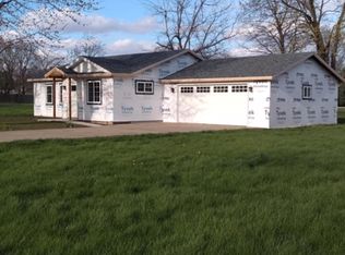 975 S Main St, Canton, IL 61520