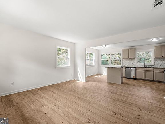 4th image of 3981 Rutgers Dr SW