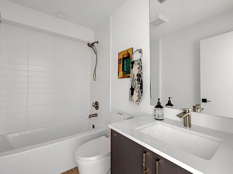 1227 E Roy St — Photo 6