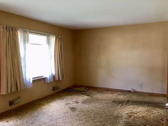 4th image of 6940 Spruce Ave