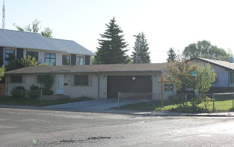 1st image of 819 S 22nd St