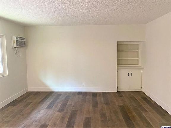 4th image of 2463 Montrose Ave #3