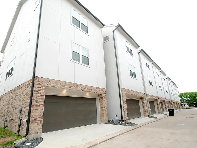 1270 N Post Oak Rd #A — Photo 39
