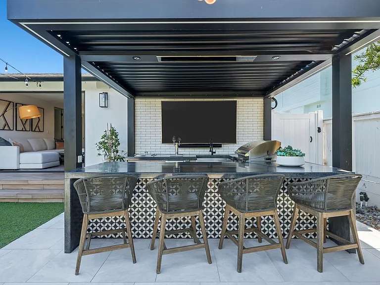 2219 Graham Ave — Photo 8