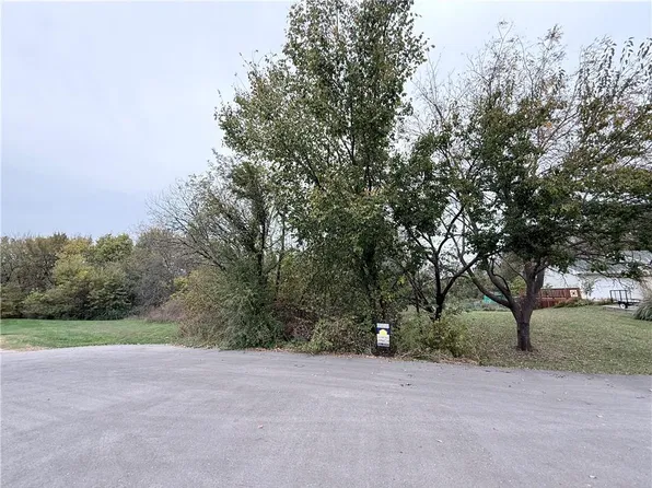 Poplar St, Basehor, KS 66007