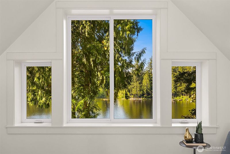 4th image of 2057 E Beaver Lake Drive SE
