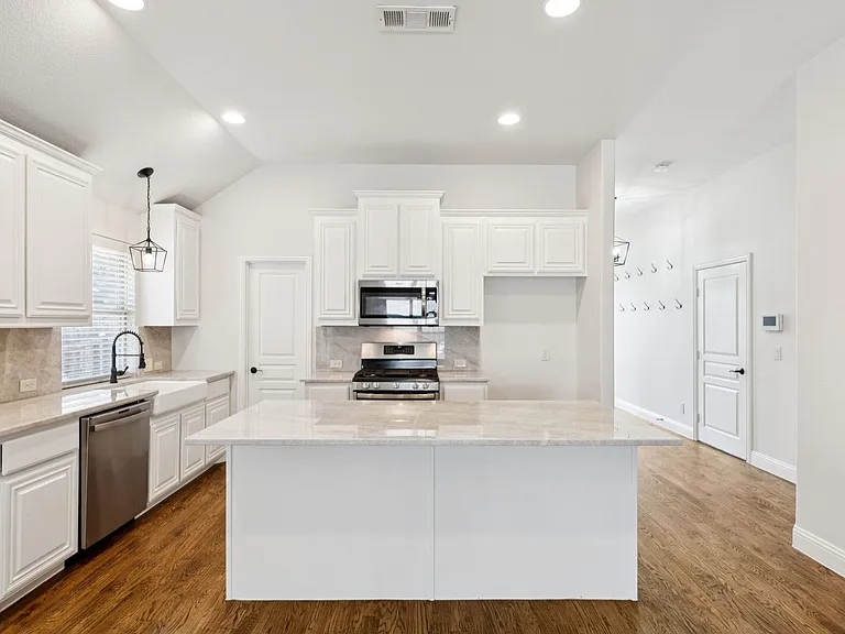 512 Eastbrook Dr — Photo 10