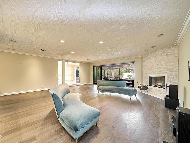 4330 Bel Aire Dr — Photo 4