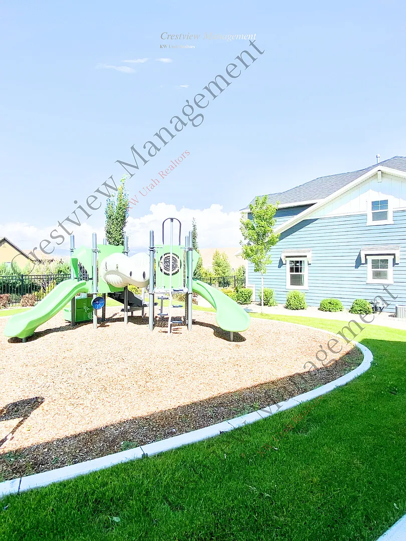 Spacious 3-Story Townhome with 2-Car Garage Near Traverse Mountain — Photo 3