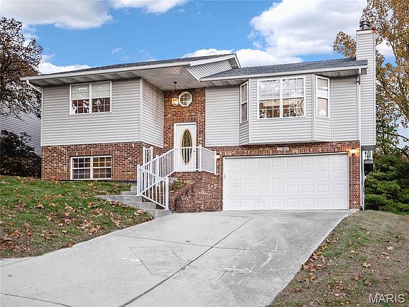 2nd image of 16 Williamsburg Ln