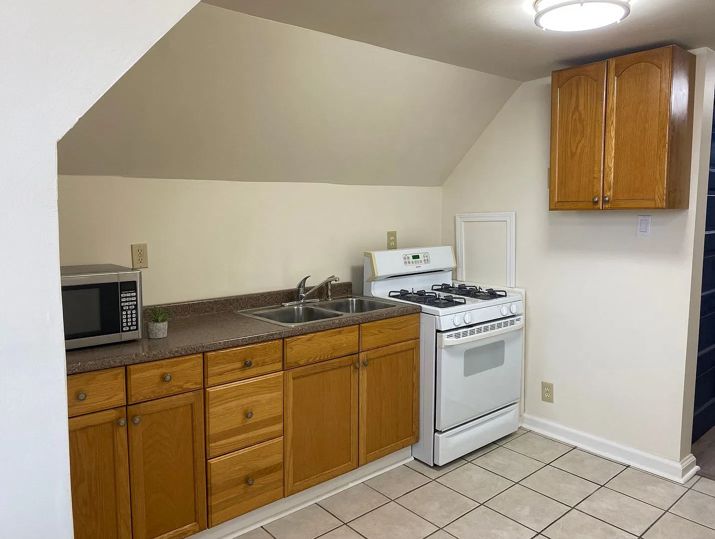 3 Unit Apartment Building in the Heart of the Bellevue area of Pittsburgh — Photo 3